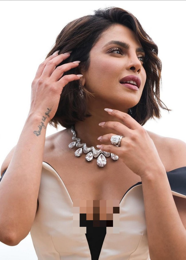 Mengenakan gaun monokrom hitam-putih beraksen peplum, istri musisi Nick Jonas ini melengkapi penampilannya dengan kalung choker Bulgari dari koleksi terbarunya, Aeterna. Foto: Instagram/@priyankachopra