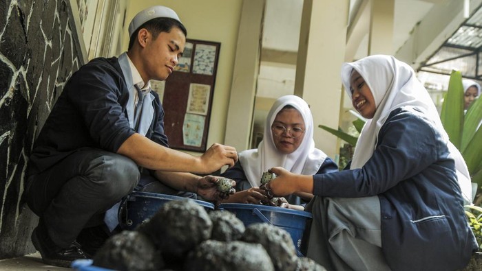 Santri membersihkan hasil produksi telur asin di Pesantren Syamsul Ulum, Gunungpuyuh, Kota Sukabumi, Jawa Barat, Selasa (28/5/2024). Kegiatan tersebut sebagai proses pembelajaran kewirausahaan santri sekaligus untuk meningkatkan kemandirian ekonomi pesantren. ANTARA FOTO/Henry Purba/tom.