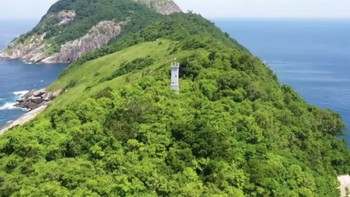 Hanya sedikit orang pernah menghuni Pulau Ular hingga 1920-an untuk mengoperasikan mercusuar yang dibangun tahun 1909. Rumor setempat menyebutkan bahwa penjaga terakhir dan keluarganya meninggal karena gigitan ular yang menyelinap ke dalam rumah melalui jendela. Foto: Wikimedia