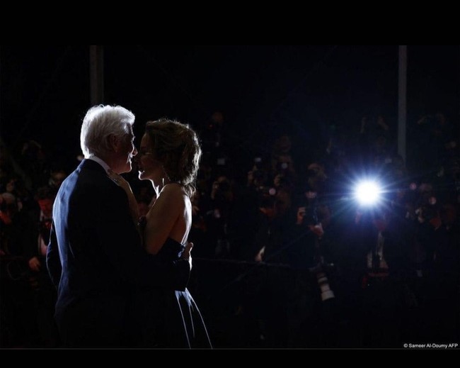 Istrinya terlihat seperti anak bahkan cucu Richard, Istrinya sangat muda, Alejandra tidak terlihat senang, Alejandra terlihat tidak nyaman, tulis netizen yang berkomentar menyindir di kolom komentar.  Foto: Instagram @alejandragere