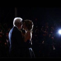 Istrinya terlihat seperti anak bahkan cucu Richard, Istrinya sangat muda, Alejandra tidak terlihat senang, Alejandra terlihat tidak nyaman, tulis netizen yang berkomentar menyindir di kolom komentar.  Foto: Instagram @alejandragere