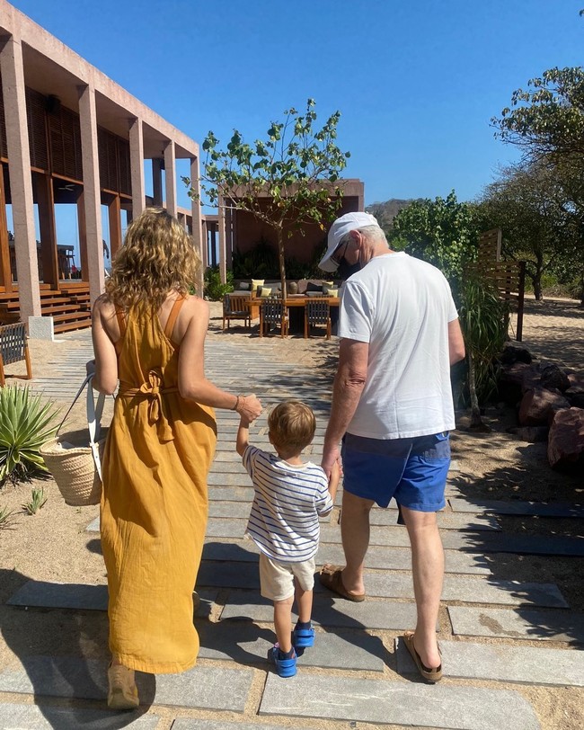 Pasangan berbahagia ini diketahui memiliki dua orang anak dari pernikahan mereka yang lahir pada 2019 dan 2020. Tapi sampai saat ini keduanya belum mengungkap nama dan wajah kedua putra mereka. Foto: Instagram @alejandragere