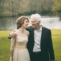 Richard Gere menghadiri gelaran Festival Film Cannes beberapa waktu lalu. Dalam kesempatan itu, ia ditemani istrinya Alejandra Silva yang juga dikenal sebagai Alejandra Gere. Foto: Instagram @alejandragere