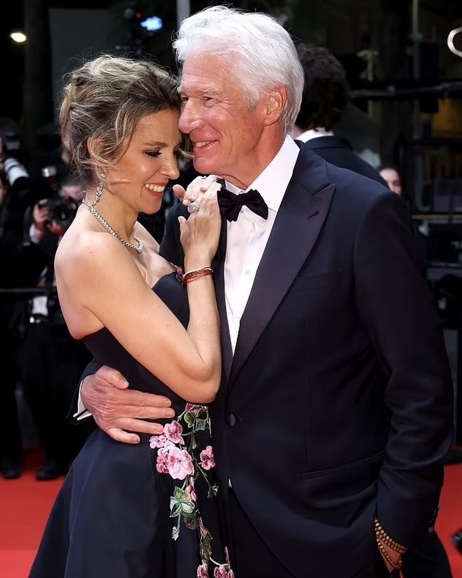 Berpose di karpet merah, kemesraan mereka yang jarang dipamerkan di depan publik pun jadi sorotan. Banyak orang menyoroti perbedaan usia mereka yang terlihat cukup mencolok.  Foto: Instagram @alejandragere