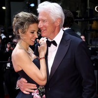 Berpose di karpet merah, kemesraan mereka yang jarang dipamerkan di depan publik pun jadi sorotan. Banyak orang menyoroti perbedaan usia mereka yang terlihat cukup mencolok.  Foto: Instagram @alejandragere