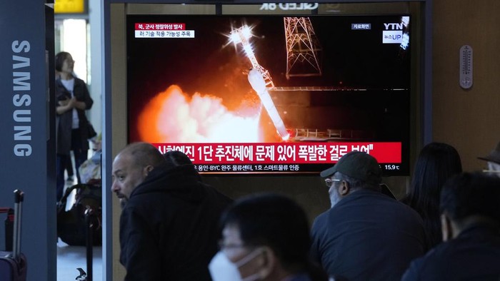 A news program broadcasts file images of a rocket launch by North Korea, at the Seoul Railway Station in Seoul, South Korea, Tuesday, May 28, 2024. A rocket launched by North Korea to deploy the countrys second spy satellite exploded shortly after liftoff Monday, state media reported, in a setback for leader Kim Jong Uns hopes to field satellites to monitor the U.S. and South Korea. The writing on the screen reads A North Korea spy satellite launch failed on a day when the leaders of South Korea, Japan and China gather. (AP Photo/Ahn Young-joon)