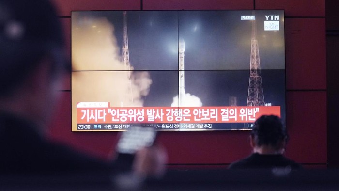 A news program broadcasts file images of a rocket launch by North Korea, at the Seoul Railway Station in Seoul, South Korea, Tuesday, May 28, 2024. A rocket launched by North Korea to deploy the country's second spy satellite exploded shortly after liftoff Monday, state media reported, in a setback for leader Kim Jong Un's hopes to field satellites to monitor the U.S. and South Korea. The writing on the screen reads 