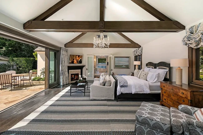 Kini Katy Perry dan Orlando Bloom serta putri mereka, Daisy Dove Bloom, bisa menikmati rumah dengan pemandangan Samudera Pasifik ini. Rumah mewah ini luasnya 10.117 m2 dan memiliki 9 kamar tidur serta 11 kamar mandi. Foto: Dok. Village Properties