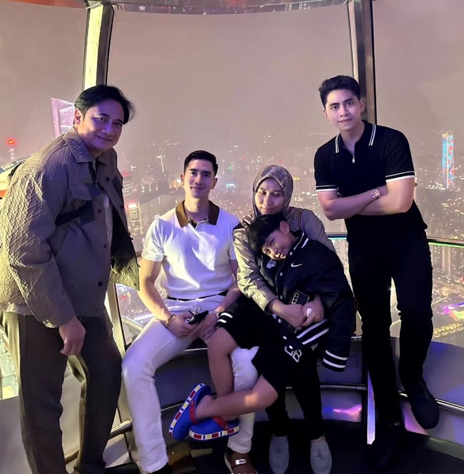 Meski hubungan Sarni dan Verrel bukan ibu dan anak kandung, namun keduanya terlihat cukup dekat. Sarni dan kedua anak sambungnya itu kerap pergi bersama-sama. Melalui akun Instagram pribadinya Sarni juga kerap memamerkan momen-momen kebersamaannya dengan kedua putra sambungnya itu, Verrel dan Athalla. Foto: Instagram/@nyaisarni2