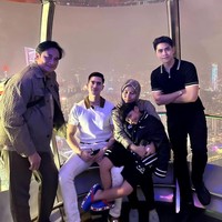 Meski hubungan Sarni dan Verrel bukan ibu dan anak kandung, namun keduanya terlihat cukup dekat. Sarni dan kedua anak sambungnya itu kerap pergi bersama-sama. Melalui akun Instagram pribadinya Sarni juga kerap memamerkan momen-momen kebersamaannya dengan kedua putra sambungnya itu, Verrel dan Athalla. Foto: Instagram/@nyaisarni2