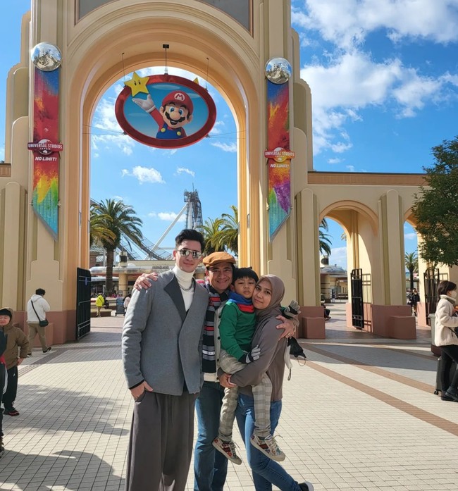 Sarni bersama Verrel dan keluarga mereka juga kerap berlibur ke luar negeri bersama. Berpose bersama, keempatnya tampak seperti keluarga harmonis. Foto: Instagram/@nyaisarni2