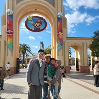 Sarni bersama Verrel dan keluarga mereka juga kerap berlibur ke luar negeri bersama. Berpose bersama, keempatnya tampak seperti keluarga harmonis. Foto: Instagram/@nyaisarni2