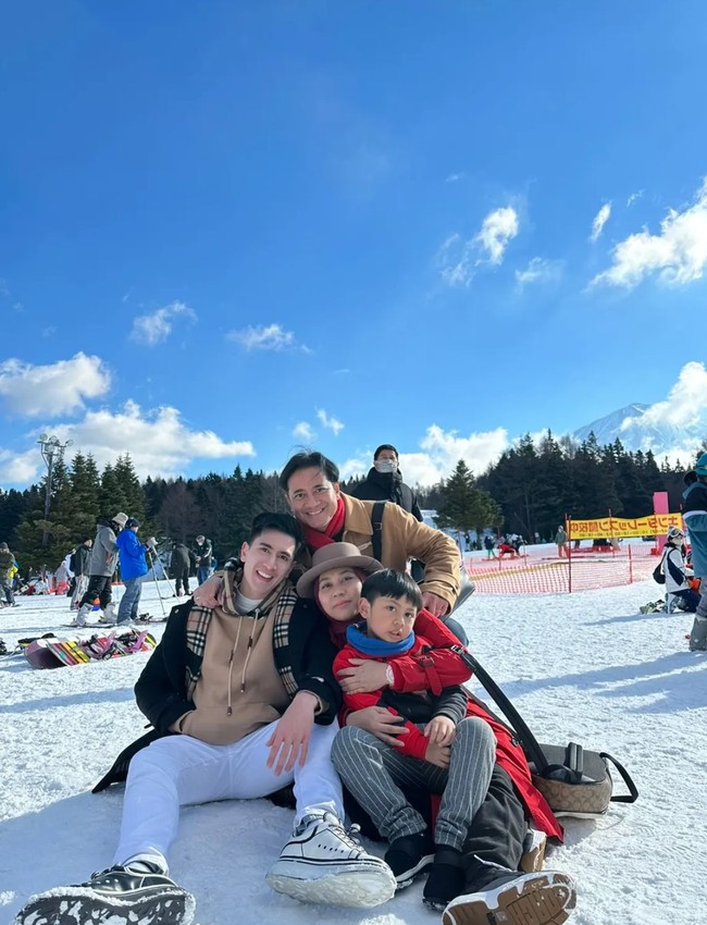 Bak anak dan ibu kandung, Verrel dan Sarni tampak kompak dan saling menyayangi. Dalam unggahan-unggahan di Instagram juga terlihat Verrel begitu dekat dengan adik tirinya, Elvano Arelian. Foto: Instagram/@nyaisarni2