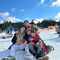 Bak anak dan ibu kandung, Verrel dan Sarni tampak kompak dan saling menyayangi. Dalam unggahan-unggahan di Instagram juga terlihat Verrel begitu dekat dengan adik tirinya, Elvano Arelian. Foto: Instagram/@nyaisarni2