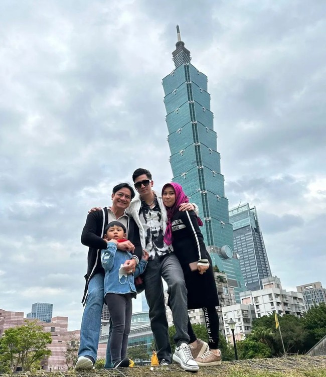 Begitu diterima oleh kedua anak sang suami, Ivan Fadilla, Sarni tampak bahagia dengan perannya kini menjadi ibu untuk tiga orang anak. Sarni dan Ivan sendiri diketahui menikah pada tahun 2016. Foto: Instagram/@nyaisarni2