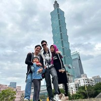 Begitu diterima oleh kedua anak sang suami, Ivan Fadilla, Sarni tampak bahagia dengan perannya kini menjadi ibu untuk tiga orang anak. Sarni dan Ivan sendiri diketahui menikah pada tahun 2016. Foto: Instagram/@nyaisarni2