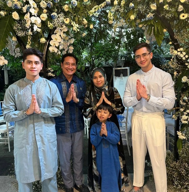 Verrel sendiri mengaku membelikan ibu sambungnya itu mobil mewah karena sebelumnya ia sempat merusak mobil ibu sambungnya saat dipinjam. Kabarnya mobil mewah pemberian Verrel itu ditaksir mencapai Rp 1,1 miliar. Foto: Instagram/@nyaisarni2