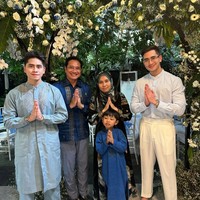 Verrel sendiri mengaku membelikan ibu sambungnya itu mobil mewah karena sebelumnya ia sempat merusak mobil ibu sambungnya saat dipinjam. Kabarnya mobil mewah pemberian Verrel itu ditaksir mencapai Rp 1,1 miliar. Foto: Instagram/@nyaisarni2