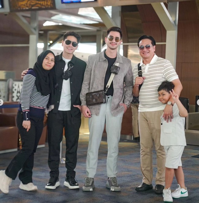 Aksi Verrel memberikan mobil mewah untuk ibu sambungnya pun banjir pujian. Meski bukan ibu kandungnya namun Verrel begitu memuliakan Sarni. Foto: Instagram/@nyaisarni2