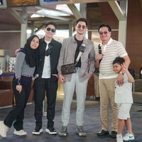 Aksi Verrel memberikan mobil mewah untuk ibu sambungnya pun banjir pujian. Meski bukan ibu kandungnya namun Verrel begitu memuliakan Sarni. Foto: Instagram/@nyaisarni2