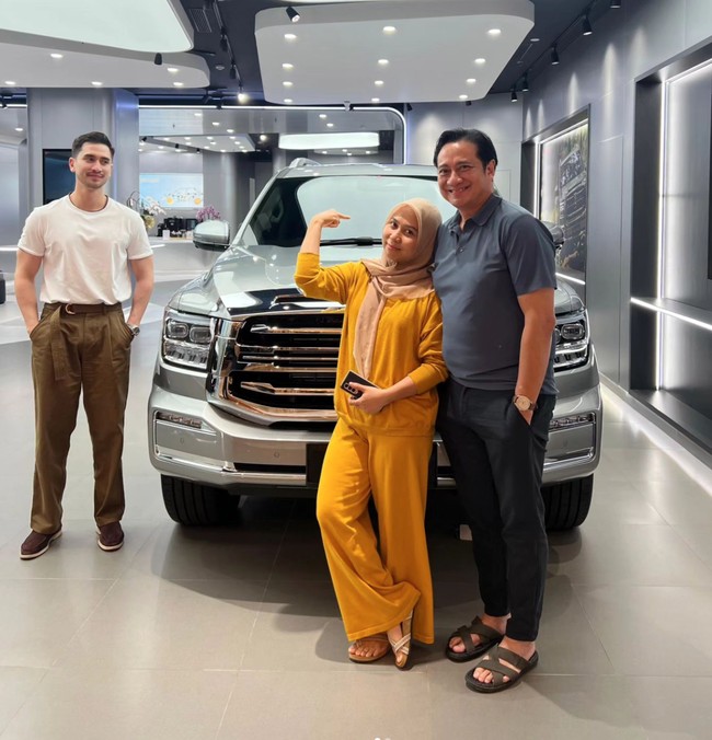 Aktor tampan sekaligus anak Venna Melinda banjir pujian usai membelikan ibu sambungnya, Sarni, sebuah mobil mewah. Meski hanya berstatus ibu sambung namun tampaknya Verrel begitu menyayangi dan menghargai kehadiran ibu sambungnya tersebut. Foto: Instagram/@nyaisarni2