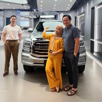 Aktor tampan sekaligus anak Venna Melinda banjir pujian usai membelikan ibu sambungnya, Sarni, sebuah mobil mewah. Meski hanya berstatus ibu sambung namun tampaknya Verrel begitu menyayangi dan menghargai kehadiran ibu sambungnya tersebut. Foto: Instagram/@nyaisarni2