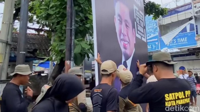 Satpol PP Parepare mencopot APK yang terpasang di area terlarang.