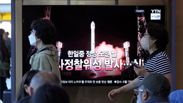 Sebuah program berita menayangkan gambar file peluncuran roket oleh Korea Utara, di Stasiun Kereta Api Seoul di Seoul, Korea Selatan, Senin (27/5/2024). (AP/Ahn Young-joon)