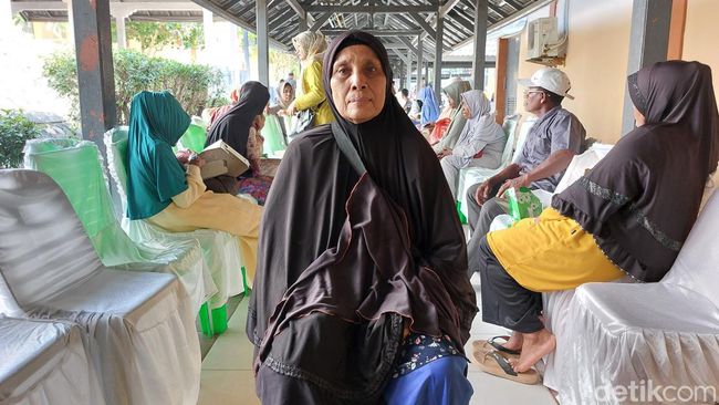 Siti Romlah (70), warga Bandar Baru, Kabupaten Aceh Utara, menjadi salah satu lansia yang akan mengikuti operasi katarak gratis yang digelar Kemensos. (Yogi/detikcom).