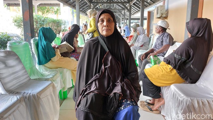 Siti Romlah (70), warga Bandar Baru, Kabupaten Aceh Utara, menjadi salah satu lansia yang akan mengikuti operasi katarak gratis yang digelar Kemensos. (Yogi/detikcom).