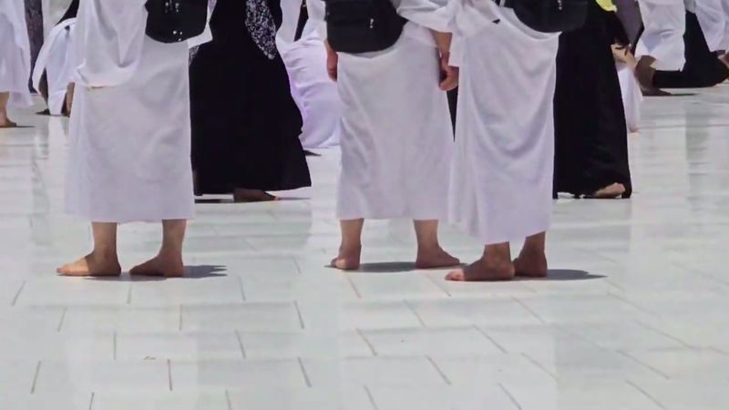 Suasana Masjidil Haram saat matahari melintas di atas Ka'bah, Senin (27/5/2024).