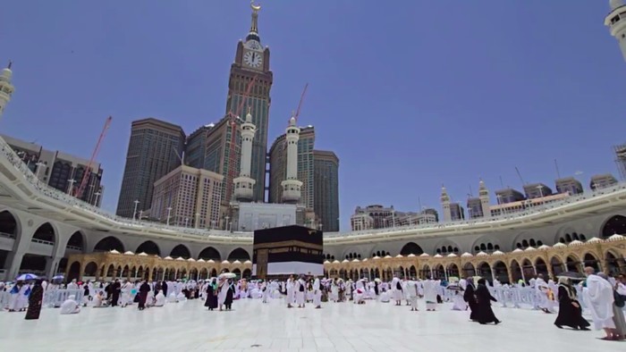Suasana Masjidil Haram saat matahari melintas di atas Kabah, Senin (27/5/2024).