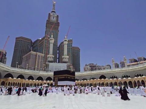 Suasana Masjidil Haram saat matahari melintas di atas Ka'bah, Senin (27/5/2024).