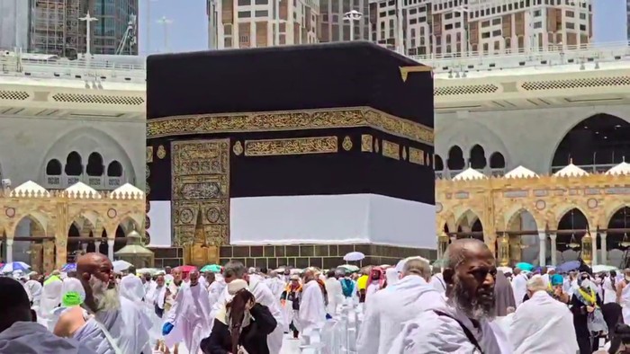 Suasana Masjidil Haram saat matahari tepat di atas Kabah, Senin (27/5/2024).