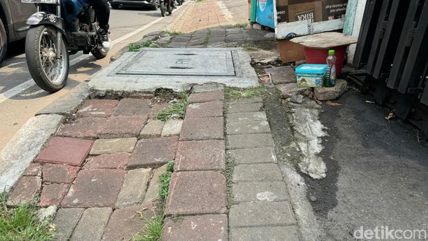 Sudin Bina Marga Jakbar menata trotoar di sejumlah titik, salah satunya di Jl Meruya Ilir Raya. Trotoar dilengkapi guiding block, bangku, hingga penerangan. (Astrid Meishella/detikcom)