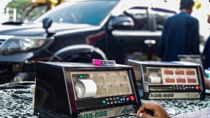 Tekan Polusi Udara, Pemkot Depok Gelar Uji Emisi Gratis Petugas Dinas Lingkungan Hidup dan Kebersihan (DLHK) Kota Depok menguji emisi kendaraan di Telaga Golf Sawangan, Jalan Raya Muchtar, Depok, Jawa Barat, Selasa (28/5/2024). Uji emisi dilakukan untuk menekan angka polusi udara akibat kendaraan bermotor.