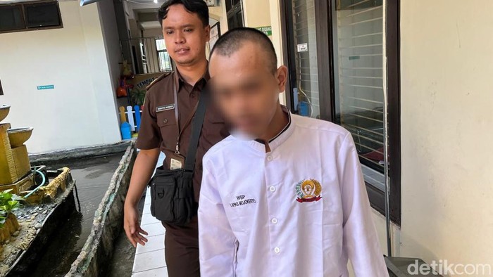 Terdakwa KA usai menjalani sidang di Pengadilan Negeri Mojokerto.