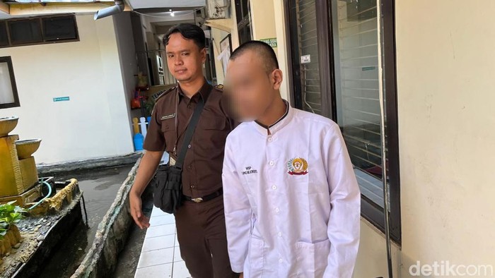 Terdakwa KA usai menjalani sidang di Pengadilan Negeri Mojokerto.