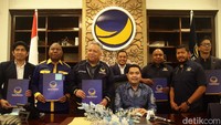Ketua Badan Pemenangan Pemilu (Bappilu) DPP Partai NasDem, Prananda Surya Paloh  didampingi Ketua DPP Partai NasDem, Willy Aditya menyerahkan surat rekomendasi kepada sejumlah bakal calon untuk maju dalam Pilgub 2024 di NasDem Tower, Jakarta, Selasa (28/05/2024).  