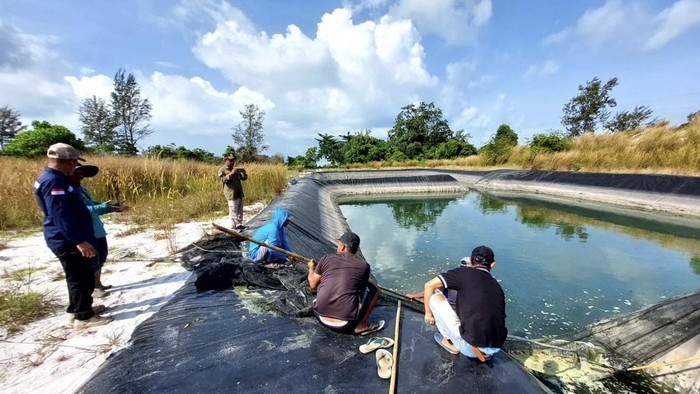 Tim DLH memeriksa sarana instalasi pengelolaan limbah (IPAL) dimiliki PT Sumber Berkat Multiarta