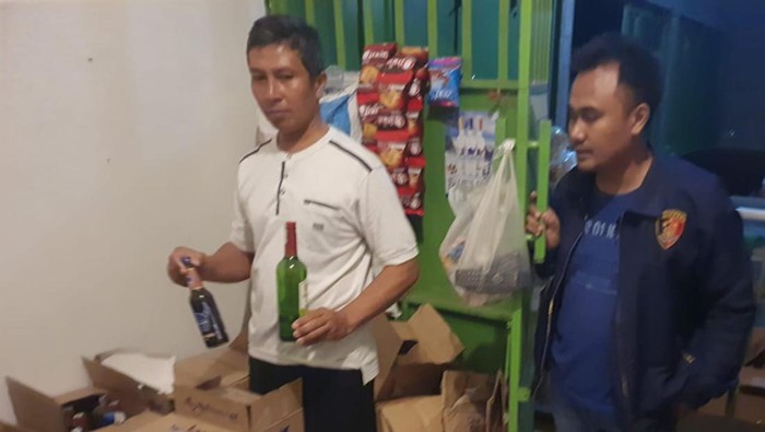 Timsus saber miras Polres Jombang menggerebek pedagang miras tanpa izin.