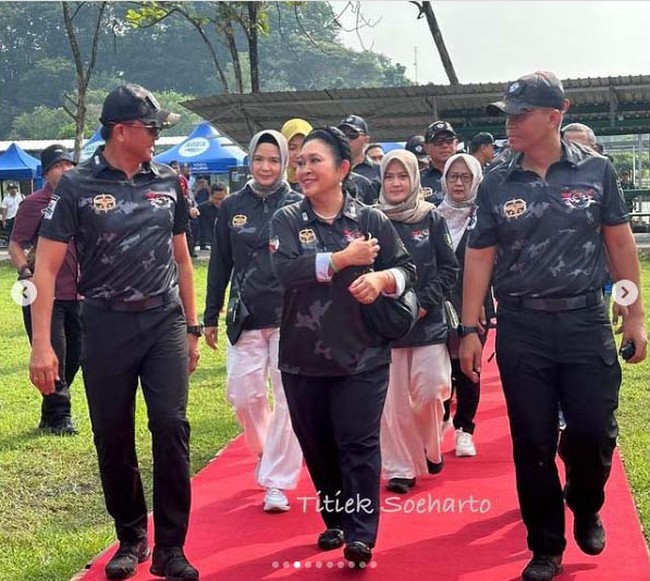 Titiek Soeharto ternyata punya hobi menembak. Baru-baru ini, ia berpartisipasi dalam kompetisi menembak. (Foto: Instagram)