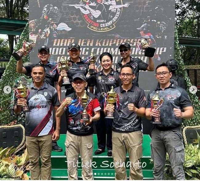 Penampilannya menemani momen kemenangan ibu satu anak itu. “Mengikuti lomba menembak dlm rangka HUT Kopassus ke 72 di Kartosuro. Alhamdulilah dpt piala juara 3,” tulis Titiek di Instagram saat berbagi kabar bahagia tersebut kepada 1,1 juta pengikutnya.  (Foto: Instagram)