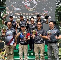 Penampilannya menemani momen kemenangan ibu satu anak itu. “Mengikuti lomba menembak dlm rangka HUT Kopassus ke 72 di Kartosuro. Alhamdulilah dpt piala juara 3,” tulis Titiek di Instagram saat berbagi kabar bahagia tersebut kepada 1,1 juta pengikutnya.  (Foto: Instagram)