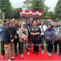 Baju serba hitam menjadi andalan perempuan bernama lengkap Siti Hediati Soeharto ini. Atasannya berupa seragam polo shirt loreng-loreng berlogo Kopassus. (Foto: Instagram)