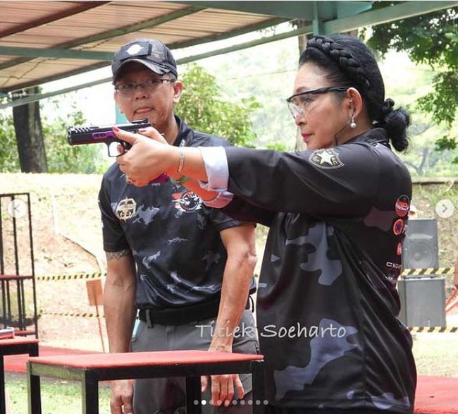Kompetisi tersebut diadakan dalam rangka perayaan ulang tahun ke-72 Komando Pasukan Khusus (Kopassus). Mantan istri presiden terpilih Prabowo Subianto ini pun tak ragu untuk memamerkan kebolehannya. (Foto: Instagram)