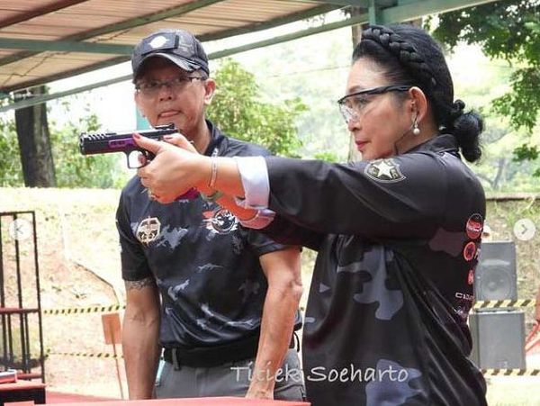Gaya Titiek Soeharto Unjuk Kebolehan di Lomba Menembak, Raih Juara III