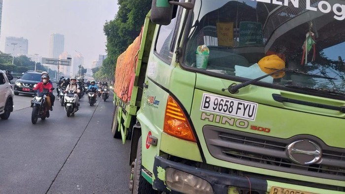 Truk Pecah Ban di Jl S Parman Arah Tomang Jakbar,