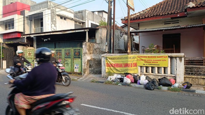 Tumpukan sampah di Jalan Purwanggan, Purwokinanti, Pakualaman, Kota Jogja, terlihat pada Selasa (28/5/2024) siang.
