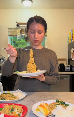 Viral! Bule Ini Makan Indomie Goreng Pakai Nasi dan Apel